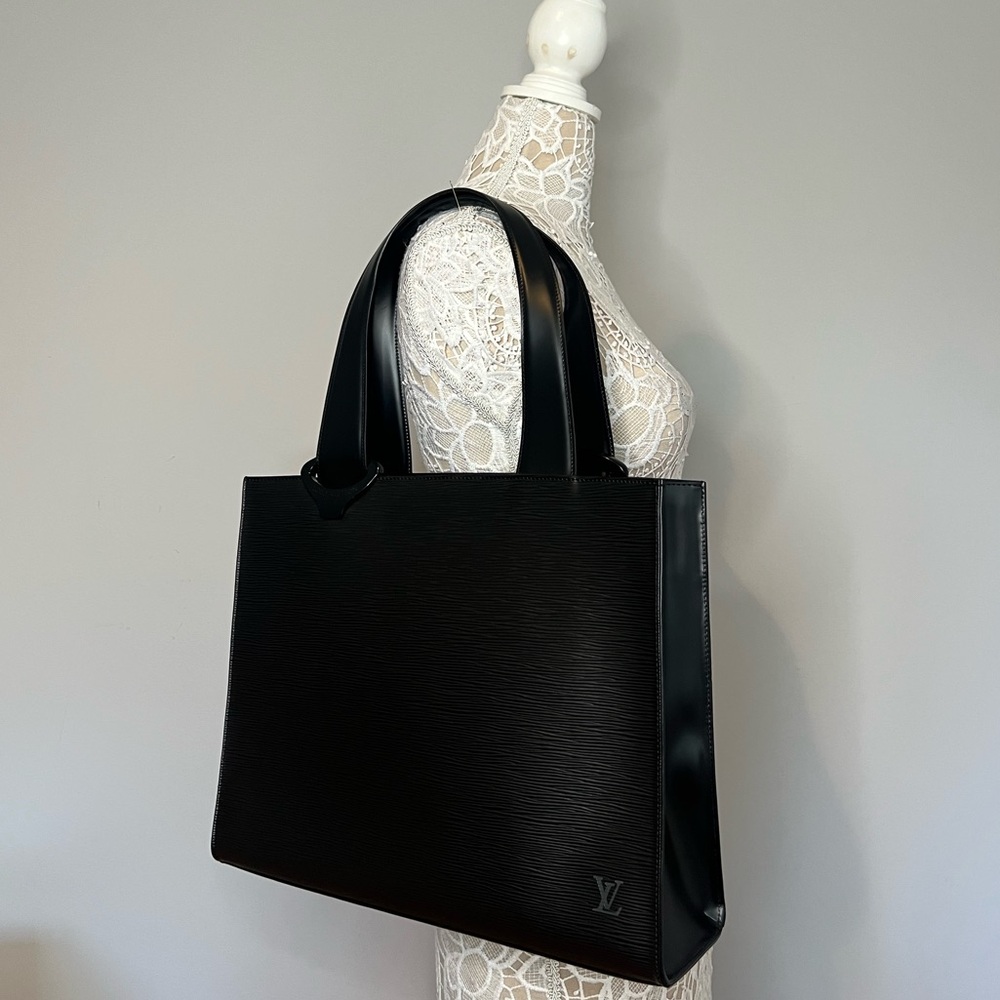 Louis Vuitton Gemo Tote Bag
Epi Leather